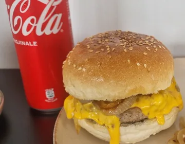 Cheeseburger me Coca-Cola