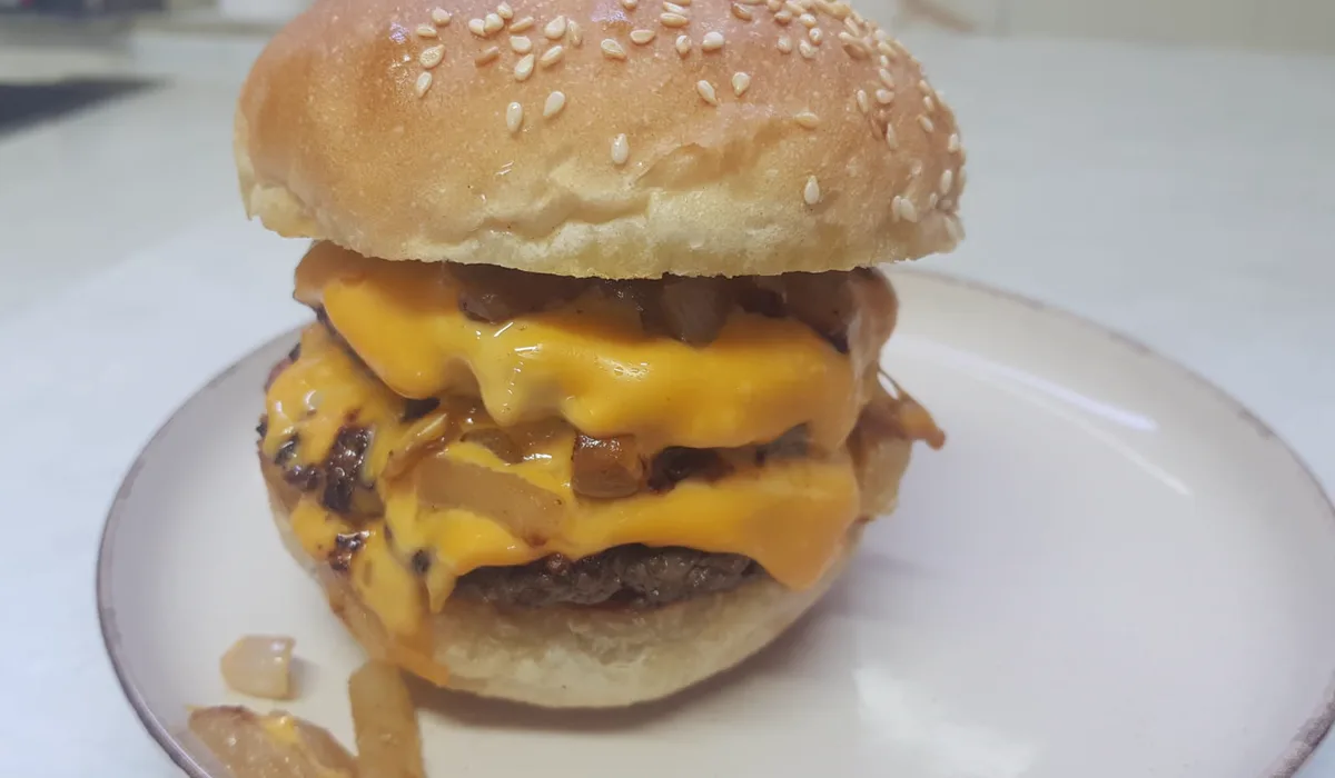 Double cheeseburger i Den's Burger & Grill