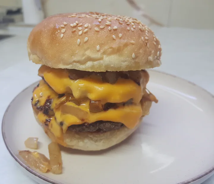 Double cheeseburger me djathë