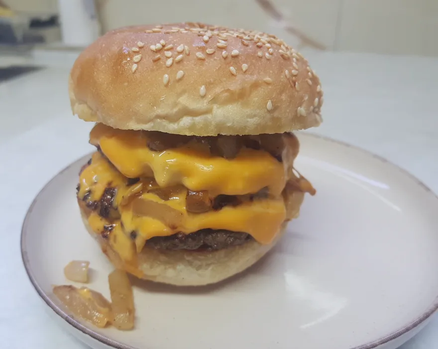 Double cheeseburger i Den's Burger & Grill
