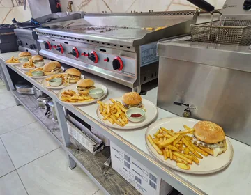 Kuzhina e Den's me pjata gati për servirje
