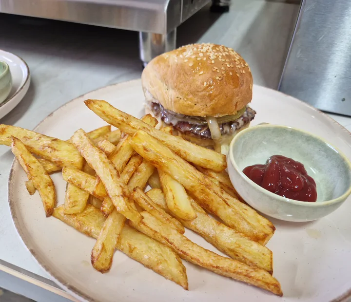 Patate të skuqura me burger