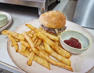 Burger me patate të skuqura në pjatë