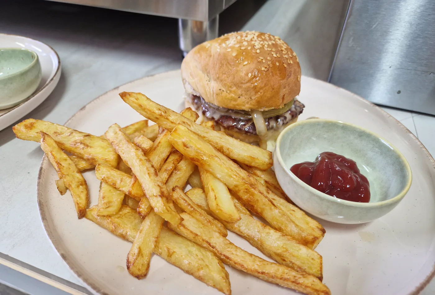 Burger me patate të skuqura dhe keçap